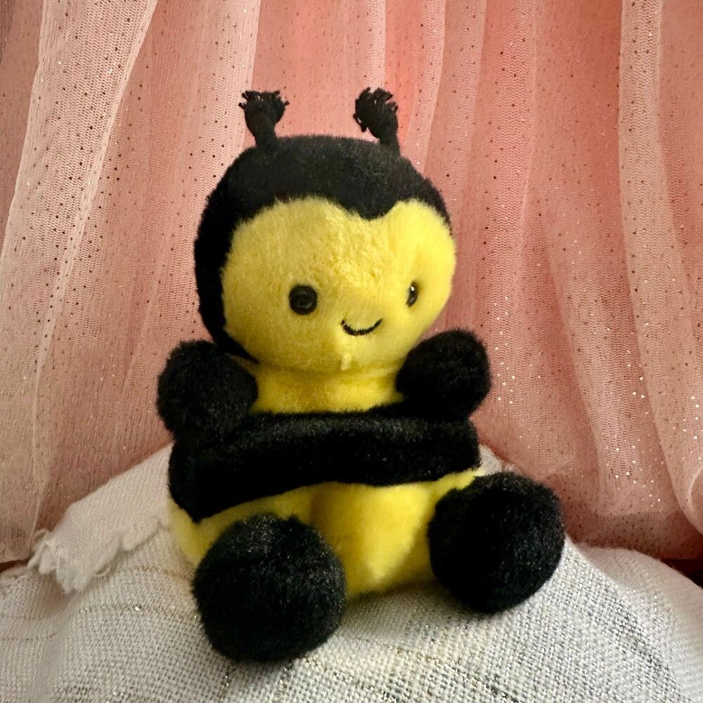Aurora Palm pals Bee